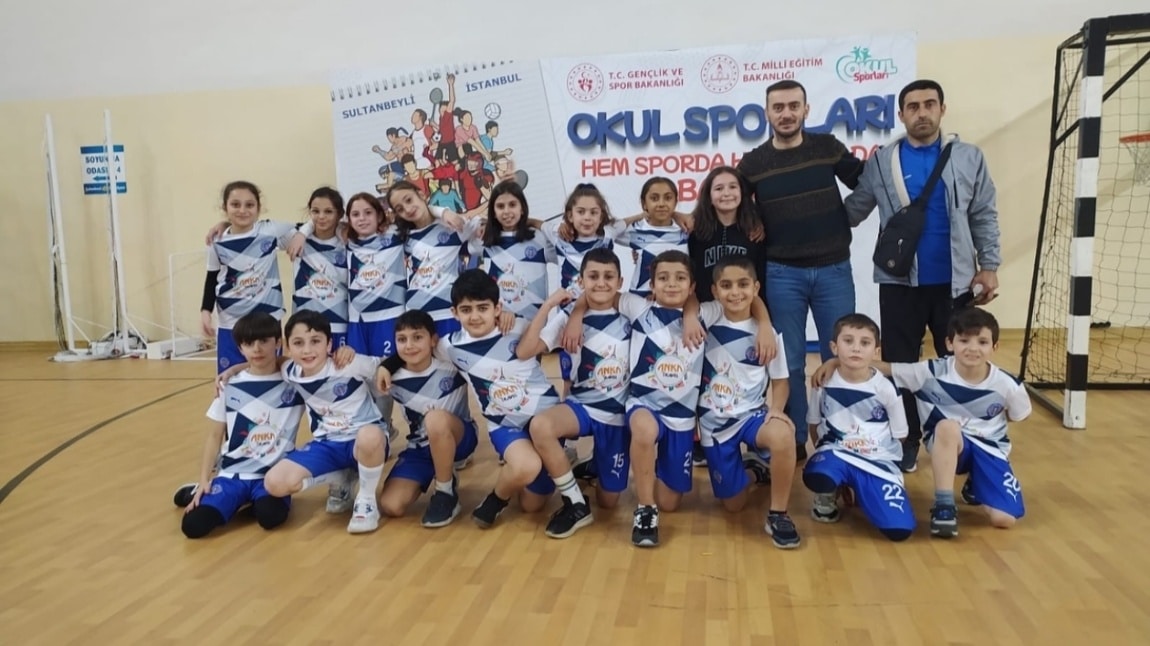GELENEKSEL ÇOCUK OYUNLARI MENDİL KAPMACA YARIŞMASINDA OKULUMUZ 4. SINIF TAKIMI İLCE BİRİNCİSİ OLDU